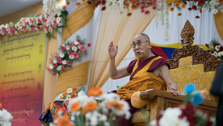 Sua Santità il Dalai Lama parla ai membri delle comunità tibetane e himalayane a Bengaluru, 25 dicembre 2017. Foto di Tenzin Choejor