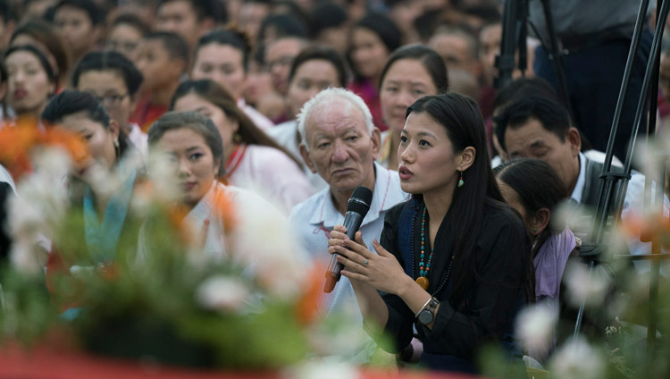 Una giovane donna rivolge una domanda a Sua Santità il Dalai Lama durante il suo discorso alle comunità tibetane e himalayane a Bengaluru, 25 dicembre 2017. Foto di Tenzin Choejor