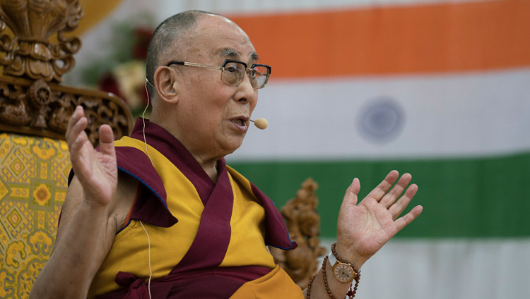 Sua Santità il Dalai Lama risponde alle domande del pubblico durante il suo incontro con le comunità tibetane e himalayane a Bengaluru, 25 dicembre 2017. Foto di Tenzin Choejor