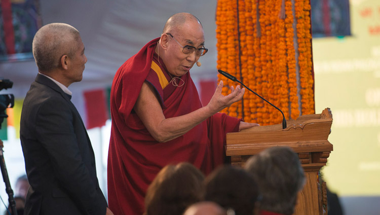Sua Santità il Dalai Lama durante il suo discorso di apertura alla sessione inaugurale della conferenza “La mente nelle scuole filosofiche indiane e nella scienza moderna” presso il Central Institute of Higher Tibetan Studies di Sarnath, Varanasi, 30 dicembre 2017. Foto di Lobsang Tsering