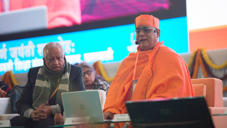 Swami Atmapriyananda, Vice Rettore del Ramakrishna Vivekananda Educational and Research Institute durante il suo intervento alla conferenza “La mente nelle scuole filosofiche indiane e nella scienza moderna” presso il Central Institute of Higher Tibetan Studies di Sarnath, Varanasi, 30 dicembre 2017. Foto di Lobsang Tsering