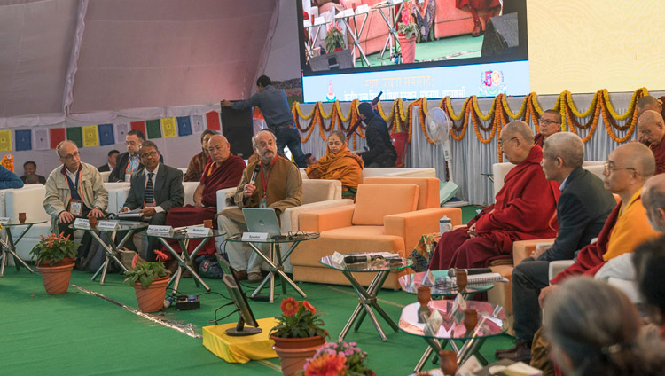 Jay Garfield ha aperto il secondo giorno della conferenza “La mente nelle scuole filosofiche indiane e nella scienza moderna” presso il Central Institute of Higher Tibetan Studies di Sarnath, Varanasi, 31 dicembre 2017. Foto di Lobsang Tsering