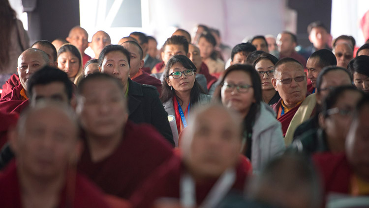 Il pubblico ascolta i commenti di Sua Santità il Dalai Lama durante il secondo giorno della conferenza “Mind in Indian Philosophical Schools of Thought and Modern Science” presso il Central Institute of Higher Tibetan Studies di Sarnath, Varanasi, 31 dicembre 2017. Foto di Lobsang Tsering
