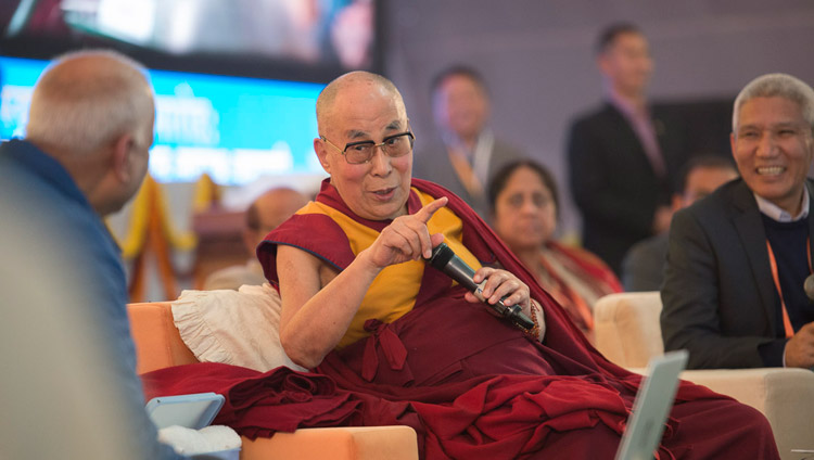 Sua Santità il Dalai Lama commenta le relazioni presentate durante il secondo giorno della conferenza su “Mind in Indian Philosophical Schools of Thought and Modern Science” presso il Central Institute of Higher Tibetan Studies di Sarnath, Varanasi, 31 dicembre 2017. Foto di Lobsang Tsering