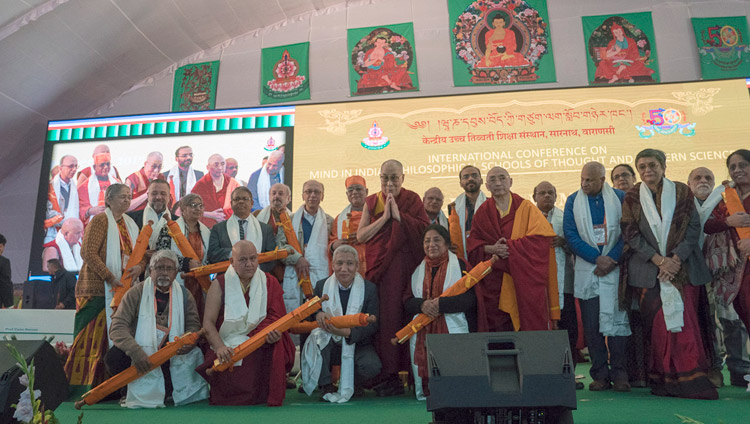 Sua Santità il Dalai Lama con i relatori e gli organizzatori della conferenza “Mind in Indian Philosophical Schools of Thought and Modern Science” presso il Central Institute of Higher Tibetan Studies di Sarnath, Varanasi, 31 dicembre 2017. Foto di Lobsang Tsering