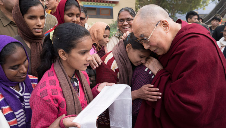 Sua Santità il Dalai Lama con un gruppo di donne e ragazze cieche e ipovedenti provenienti dalla vicina scuola Jeevan Jyoti, al termine della conferenza “La mente nelle scuole filosofiche indiane e nella scienza moderna” presso il Central Institute of Higher Tibetan Studies di Sarnath, Varanasi, 31 dicembre 2017. Foto di Lobsang Tsering
