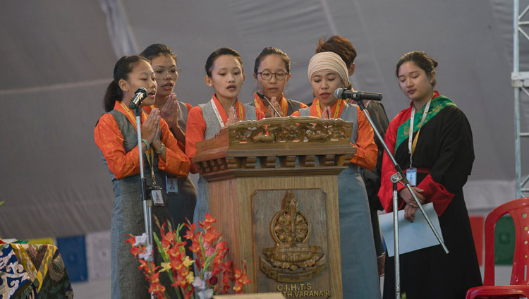 Alcune studentesse recitano versi di buon auspicio in sanscrito, all'inizio della celebrazione del Giubileo d'Oro del Central Institute of Higher Tibetan Studies a Sarnath, India, 1 gennaio 2018. Foto di Tenzin Phuntsok