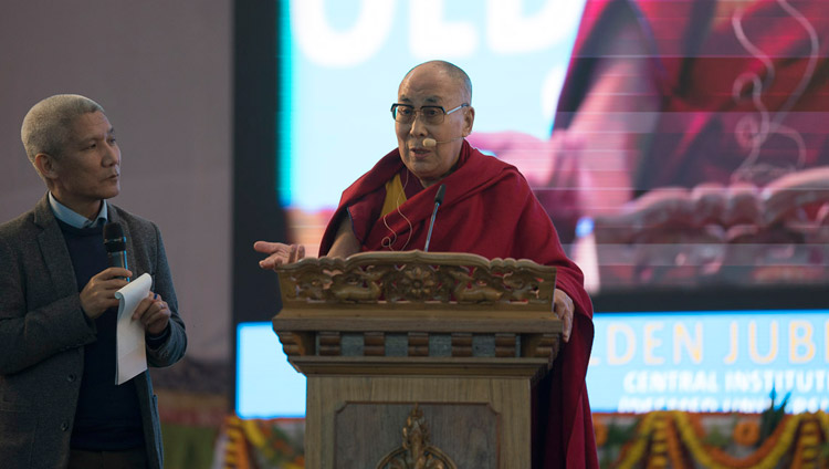 Sua Santità il Dalai Lama si rivolge al pubblico durante la celebrazione del Giubileo d'oro del Central Institute of Higher Tibetan Studies a Sarnath, 1 gennaio 2018. Foto di Tenzin Phuntsok