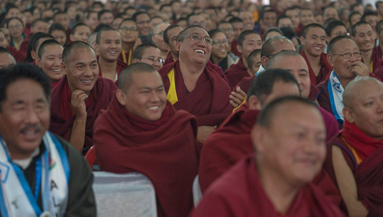 I monaci ascoltano Sua Santità il Dalai Lama durante la celebrazione del giubileo d'oro del Central Institute of Higher Tibetan Studies a Sarnath, 1 gennaio 2018. Foto di Tenzin Phuntsok