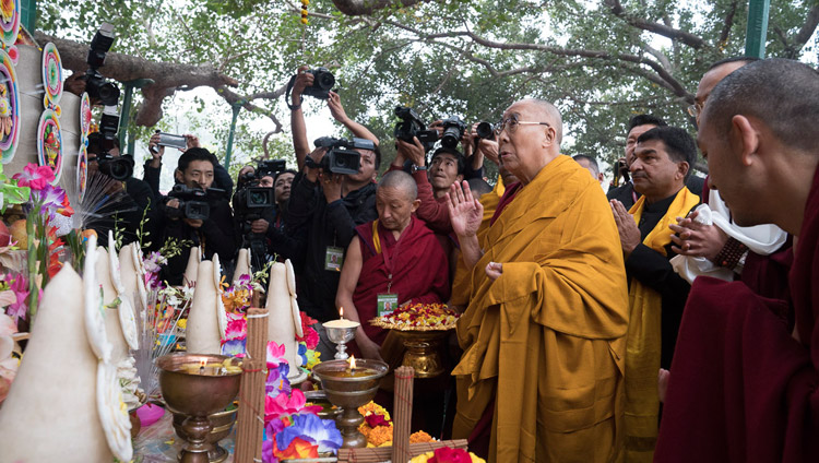 Sua Santità il Dalai Lama rende omaggio a un'immagine del Buddha al suo arrivo al Tempio di Mahabodhi a Bodhgaya, 2 gennaio 2018. Foto di Tenzin Choejor
