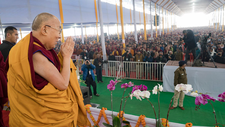 Sua Santità il Dalai Lama saluta la folla di oltre 50.000 persone al suo arrivo al Kalachakra Maidan a Bodhgaya, 5 gennaio 2018. Foto di Lobsang Tsering