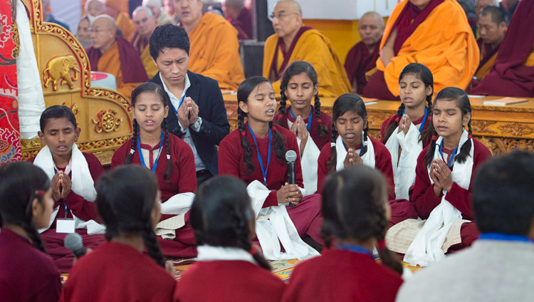 Gli studenti recitano il Sutra del Cuore in sanscrito, prima degli insegnamenti di Sua Santità il Dalai Lama a Bodhgaya, 5 gennaio 2018. Foto di Lobsang Tsering