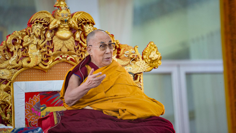 Sua Santità il Dalai Lama durante il primo giorno di insegnamenti al Kalachakra Maidan a Bodhgaya, 5 gennaio 2018. Foto di Lobsang Tsering