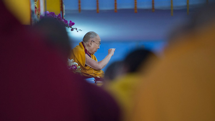 Sua Santità il Dalai Lama durante il primo giorno dei suoi insegnamenti al Kalachakra Maidan di Bodhgaya, 5 gennaio 2018. Foto di Lobsang Tsering