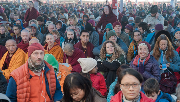Praticanti da tutto il mondo si sono riuniti per ascoltare gli insegnamenti di Sua Santità il Dalai Lama al Kalachakra Maidan di Bodhgaya, 5 gennaio 2018. Foto di Lobsang Tsering