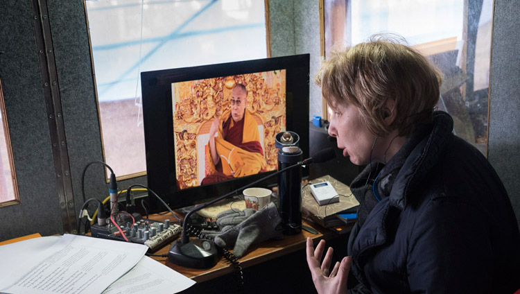 L'interprete in lingua russa, una delle 12 traduzioni disponibili, durante il primo giorno di insegnamenti del Dalai Lama a Bodhgaya, 5 gennaio 2018. Foto di Lobsang Tsering