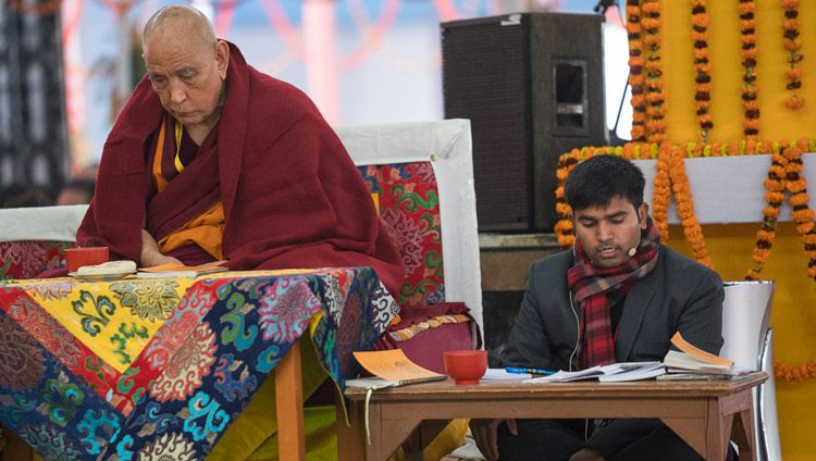 L'interprete hindi seduto sul palco agli insegnamenti di Sua Santità il Dalai Lama a Bodhgaya, 6 gennaio 2018. Foto di Lobsang Tsering