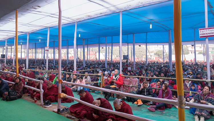 Oltre 50.000 persone, tra cui stranieri provenienti da 69 paesi, hanno assistito agli insegnamenti di Sua Santità il Dalai Lama al Kalachakra Maidan di Bodhgaya, 6 gennaio 2018. Foto di Lobsang Tsering