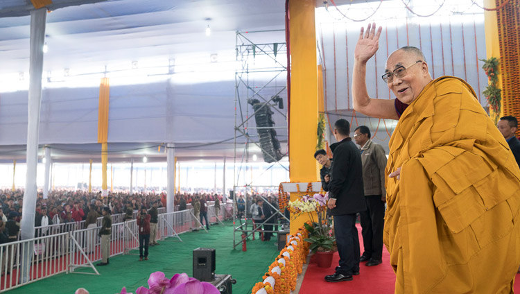 Sua Santità il Dalai Lama saluta la folla al suo arrivo al Kalachakra Maidan per il terzo giorno di insegnamenti a Bodhgaya, 7 gennaio 2018. Foto di Lobsang Tsering