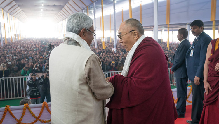 Sua Santità il Dalai Lama e il Primo Ministro del Bihar Nitish Kumar si sono scambiati i saluti all'inizio della cerimonia di presentazione del libro. Bodhgaya, Bihar, India, 7 gennaio 2018. Foto di Lobsang Tsering