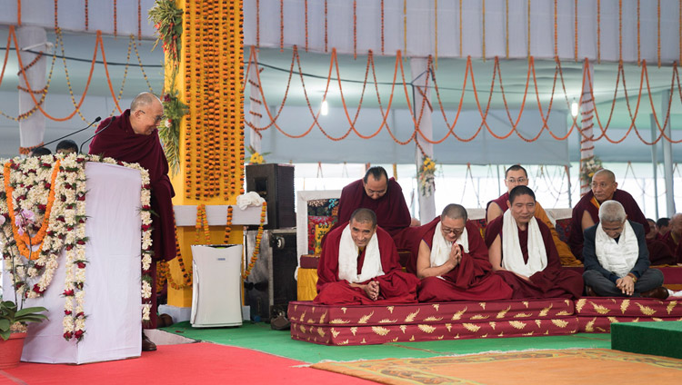 Sua Santità il Dalai Lama ringrazia i Geshe che si sono dedicati al lavoro di ricerca per la compilazione dell’originale in tibetano della serie "La scienza e la filosofia nei classici buddhisti indiani”. Bodhgaya, Bihar, India, 7 gennaio 2018. Foto di Lobsang Tsering