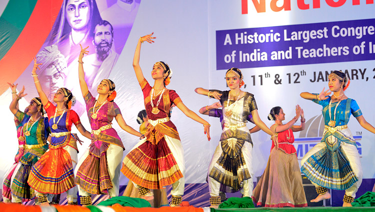 Alcune ballerine eseguono una danza tradizionale durante la Cerimonia inaugurale del 2° Congresso Nazionale degli Insegnanti a Pune, Maharashtra, India, il gennaio 2018. Foto di Lobsang Tsering