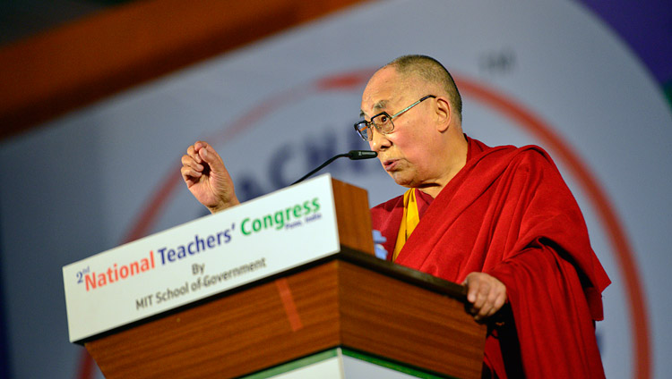 Sua Santità il Dalai Lama si rivolge alla Cerimonia inaugurale del 2° Congresso Nazionale degli Insegnanti presso il campus del MAEER MIT World Peace University di Pune, Maharashtra, India, 10 gennaio 2018. Foto di Lobsang Tsering