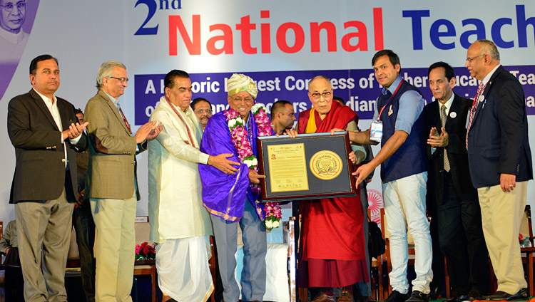 Sua Santità il Dalai Lama consegna i Jeevan Gaurav Puraskar Awards durante la Cerimonia inaugurale del 2° Congresso Nazionale degli Insegnanti a Pune, Maharashtra, India, 10 gennaio 2018. Foto di Lobsang Tsering