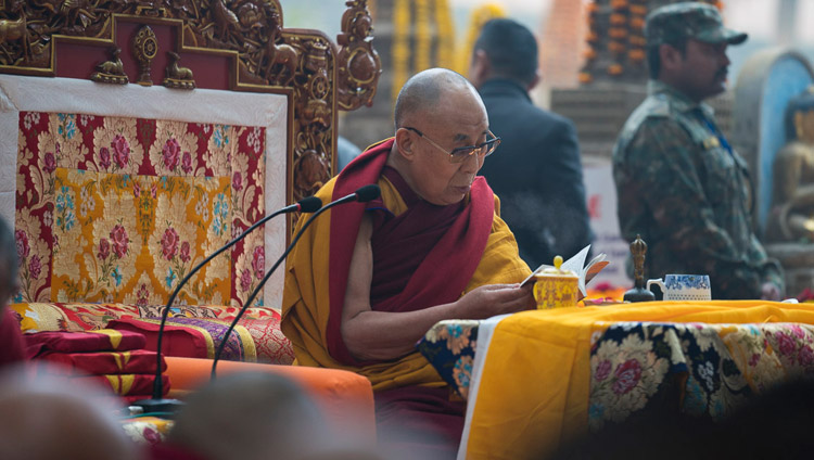 Sua Santità il Dalai Lama si unisce alle preghiere in occasione del quindicesimo anniversario della morte di Khenpo Jigme Phuntsok, il celebre Lama Nyingma attorno al quale si è riunita in Tibet la fiorente comunità buddhista di Larung Gar. Mahabodhi Stupa, Bodhgaya, Bihar, India, 13 gennaio 2018. Foto di Tenzin Choejor