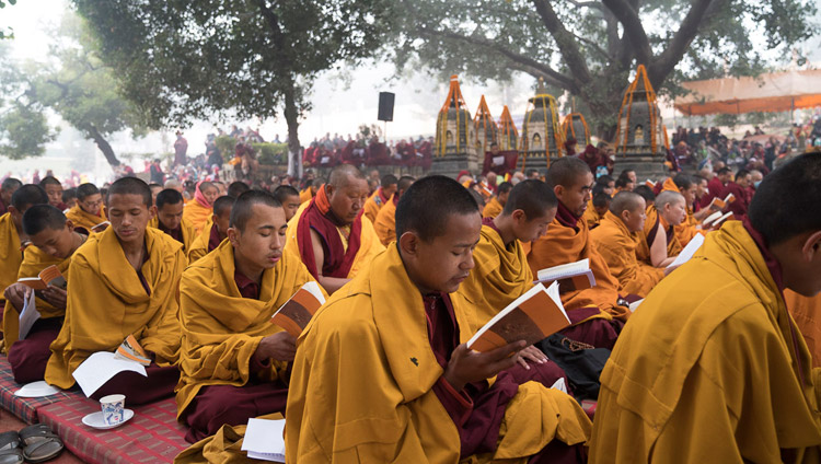 La comunità monastica intona le preghiere per il defunto Khenpo Jigme Phuntsok al Mahabodhi Stupa di Bodhgaya, Bihar, India, 13 gennaio 2018. Foto di Tenzin Choejor