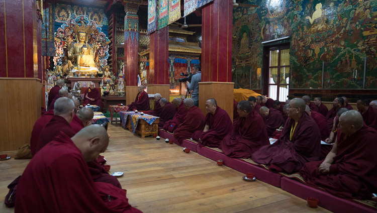 Sua Santità il Dalai Lama durante l’incontro con gli abati e con gli insegnanti Gelukpa dedicato a come migliorare l'istruzione nelle sedi di studio. Tempio Tibetano di Bodhgaya, Bihar, India, 13 gennaio 2018. Foto di Tenzin Choejor