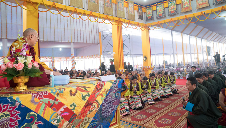 Gli artisti del Tibetan Institute for Performing Arts recitano il rifugio e il saluto dalla "Saggezza Fondamentale della Via di Mezzo" di Nagarjuna all'inizio degli insegnamenti di Sua Santità il Dalai Lama a Bodhgaya, Bihar, India, 14 gennaio 2018. Foto di Lobsang Tsering
