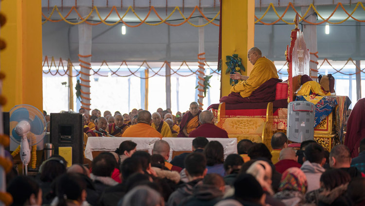 Sua Santità il Dalai Lama parla alla folla presente al primo giorno di insegnamenti a Bodhgaya, Bihar, India, 14 gennaio 2018. Foto di Lobsang Tsering
