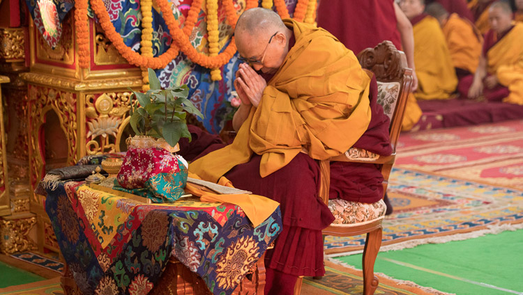 Sua Santità il Dalai Lama durante i rituali preliminari per l’iniziazione di Avalokiteshvara, all’inizio del secondo giorno di insegnamenti a Bodhgaya, Bihar, India, il 15 gennaio 2018. Foto di Manuel Bauer