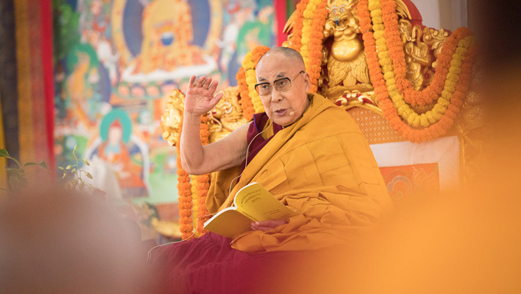 Sua Santità il Dalai Lama durante la spiegazione dei testi, nella seconda giornata di insegnamenti a Bodhgaya, Bihar, India, il 15 gennaio 2018. Foto di Manuel Bauer
