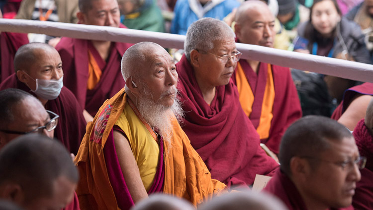 Alcuni degli oltre 10.000 monaci e monache presenti al secondo giorno di insegnamenti di Sua Santità il Dalai Lama al Kalachakra Maidan di Bodhgaya, Bihar, India, il 15 gennaio 2018. Foto di Manuel Bauer