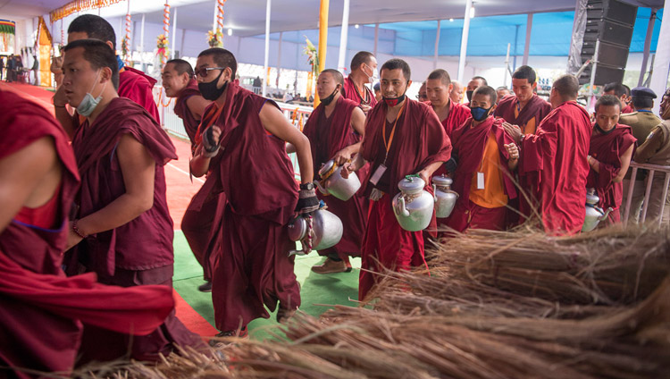 I volontari si preparano a servire tè alle oltre 30.000 persone presenti al secondo giorno di insegnamenti di Sua Santità il Dalai Lama a Bodhgaya, Bihar, India, il 15 gennaio 2018. Foto di Manuel Bauer