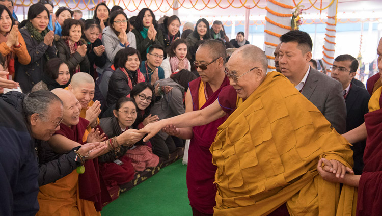 Sua Santità il Dalai Lama saluta il pubblico al suo arrivo al Kalachakra Maidan a Bodhgaya, Bihar, India, il 16 gennaio 2018. Foto di Manuel Bauer