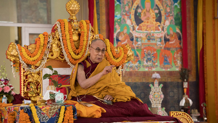 Sua Santità il Dalai Lama si rivolge ai presenti  prima dell’iniziazione di Avalokiteshvara a Bodhgaya, Bihar, India, il 16 gennaio 2018. Foto di Manuel Bauer