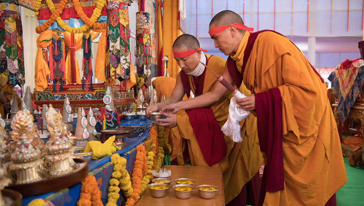 Alcuni monaci che assistono Sua Santità il Dalai Lama durante l'iniziazione di Avalokiteshvara a Bodhgaya, Bihar, India, il 16 gennaio 2018. Foto di Manuel Bauer