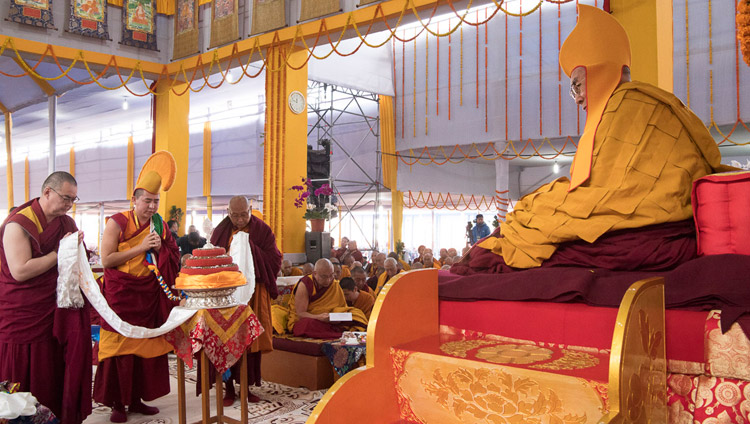 Lama Gegeen durante l’offerta del mandala per l'Offerta di Lunga Vita per Sua Santità il Dalai Lama a Bodhgaya, Bihar, India, il 16 gennaio 2018. Foto di Manuel Bauer