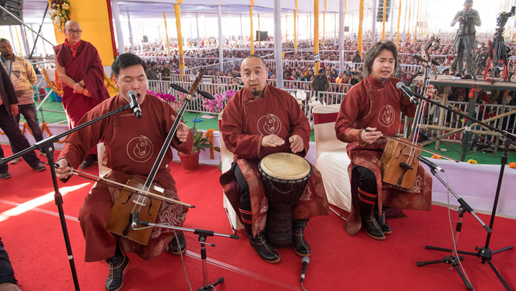 Un gruppo di artisti si è esibito al termine dell'Offerta di Lunga Vita per Sua Santità il Dalai Lama a Bodhgaya, Bihar, India, il 16 gennaio 2018. Foto di Manuel Bauer