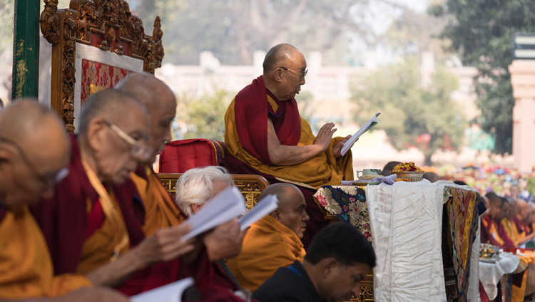 Sua Santità il Dalai Lama partecipa alle preghiere presso l’Albero della Bodhi, presso il Mahabodhi Stupa. Bodhgaya, Bihar, India, 17 gennaio 2018. Foto di Tenzin Choejor