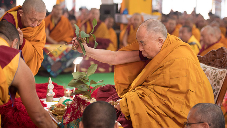 Sua Santità il Dalai Lama durante i rituali e le meditazioni preparatori per l’iniziazione di Vajrabhairava Tredici Divinità a Bodhgaya, Bihar, India, il 18 gennaio 2018. Foto di Manuel Bauer