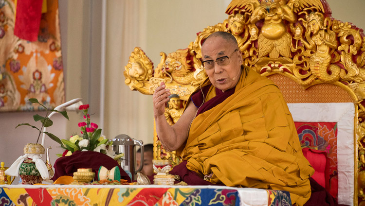 Sua Santità il Dalai Lama si rivolge ai praticanti durante i preparativi per l’iniziazione di Vajrabhairava Tredici Divinità a Bodhgaya, Bihar, India, il 18 gennaio 2018. Foto di Manuel Bauer