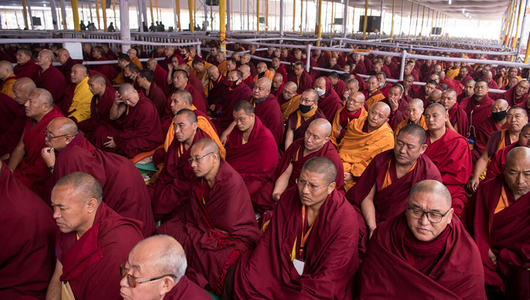 Alcuni membri della comunità monastica partecipano ai preparativi per l'iniziazione di Vajrabhairava Tredici Divinità data da Sua Santità il Dalai Lama a Bodhgaya, Bihar, India, il 18 gennaio 2018. Foto di Manuel Bauer