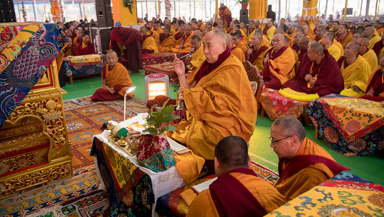 Sua Santità il Dalai Lama conduce i riti preliminari per l'iniziazione di Vajrabhairava Tredici Divinità a Bodhgaya, Bihar, India, il 19 gennaio 2018. Foto di Manuel Bauer