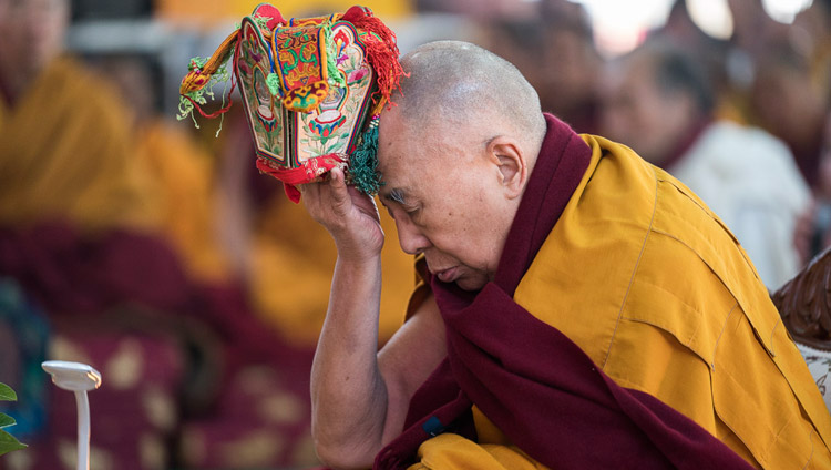 Sua Santità il Dalai Lama durante i riti preliminari per l’Iniziazione di Vajrabhairava Solitario Eroe a Bodhgaya, Bihar, India, il 21 gennaio 2018. Foto di Lobsang Tsering