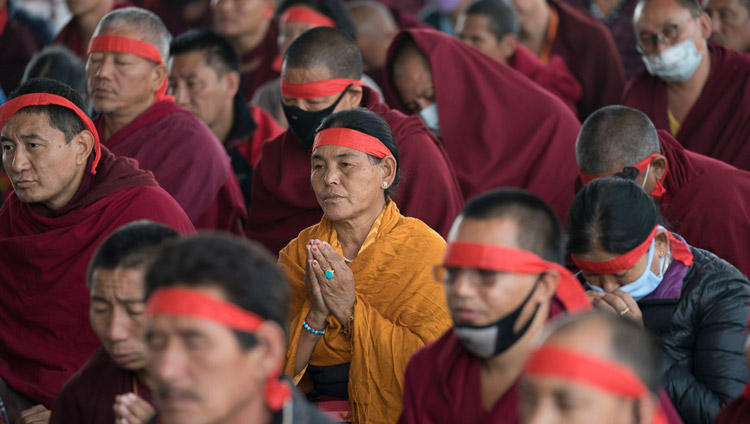 Alcuni partecipanti all’iniziazione indossano le bende rituali durante l’iniziazione di Vajrabhairava Eroe Solitario conferita da Sua Santità il Dalai Lama a Bodhgaya, Bihar, India, il 21 gennaio 2018. Foto di Lobsang Tsering