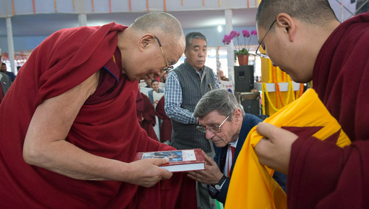 Valentino Giacomin presenta il suo nuovo libro "Etica Universale" a Sua Santità il Dalai Lama all'inizio del dialogo con gli studenti organizzato dalla sua ONG Alice Project a Bodhgaya, Bihar, India il 25 gennaio 2018. Foto di Lobsang Tsering